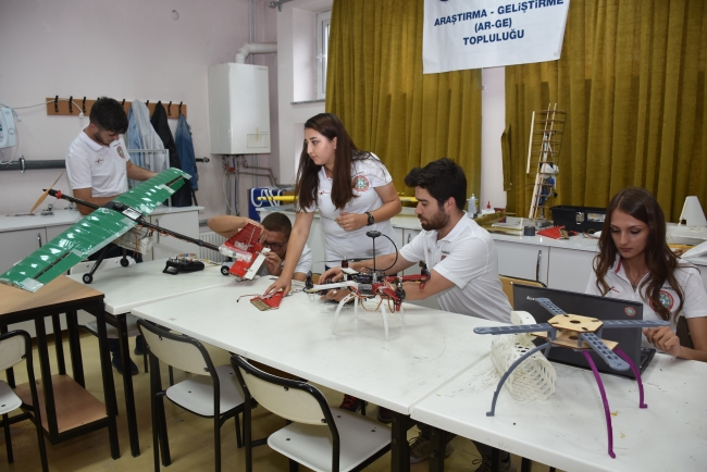 Üniversite öğrencilerinden yerli İHA